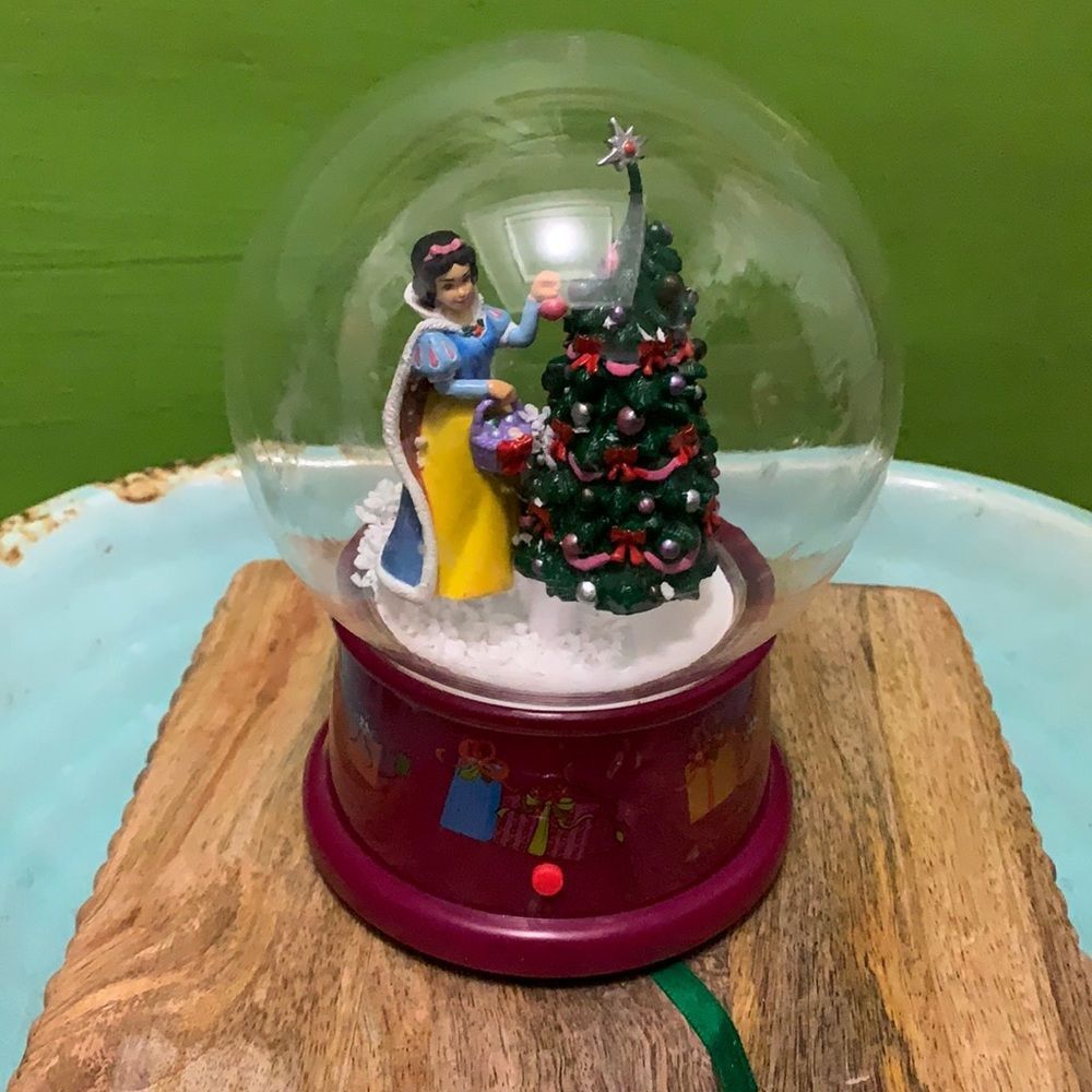 Disney Gemmy 2009 Snow White Christmas Musical Snow Globe Plastic Holiday Decor